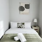 Soar Home Guest House L Entrecampos 1 L Stylish Stay 1 Min To Metro & 5 Min To Campo Grande Park Rum i privatbostad *