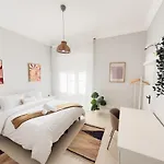 Rum i privatbostad Soar Home Guest House L Entrecampos 1 L Stylish Stay 1 Min To Metro & 5 Min To Campo Grande Park Lisboa