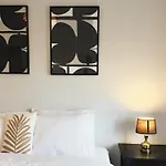 Soar Home Guest House L Entrecampos 1 L Stylish Stay 1 Min To Metro & 5 Min To Campo Grande Park Rum i privatbostad Lisboa
