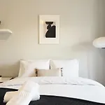 Soar Home Guest House L Entrecampos 1 L Stylish Stay 1 Min To Metro & 5 Min To Campo Grande Park ליסבון